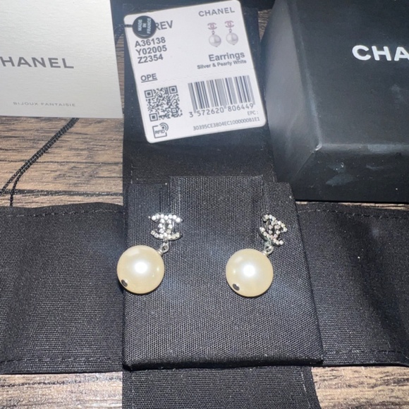 Authentic Chanel pearl CC earrings - Picture 5 of 6